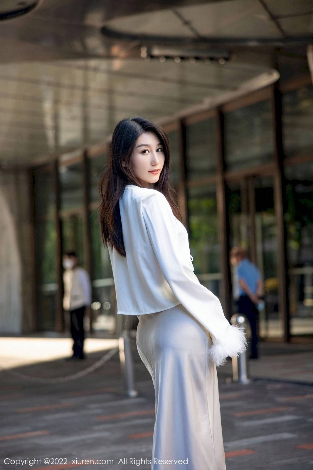 秀人网新人模特薇薇酱白色服饰都市丽人装扮诱人写真-5