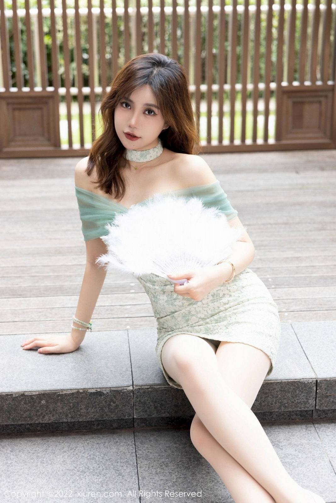 秀人网性感女神绮里嘉ula浅色露肩连衣短裙原色丝袜写真-8