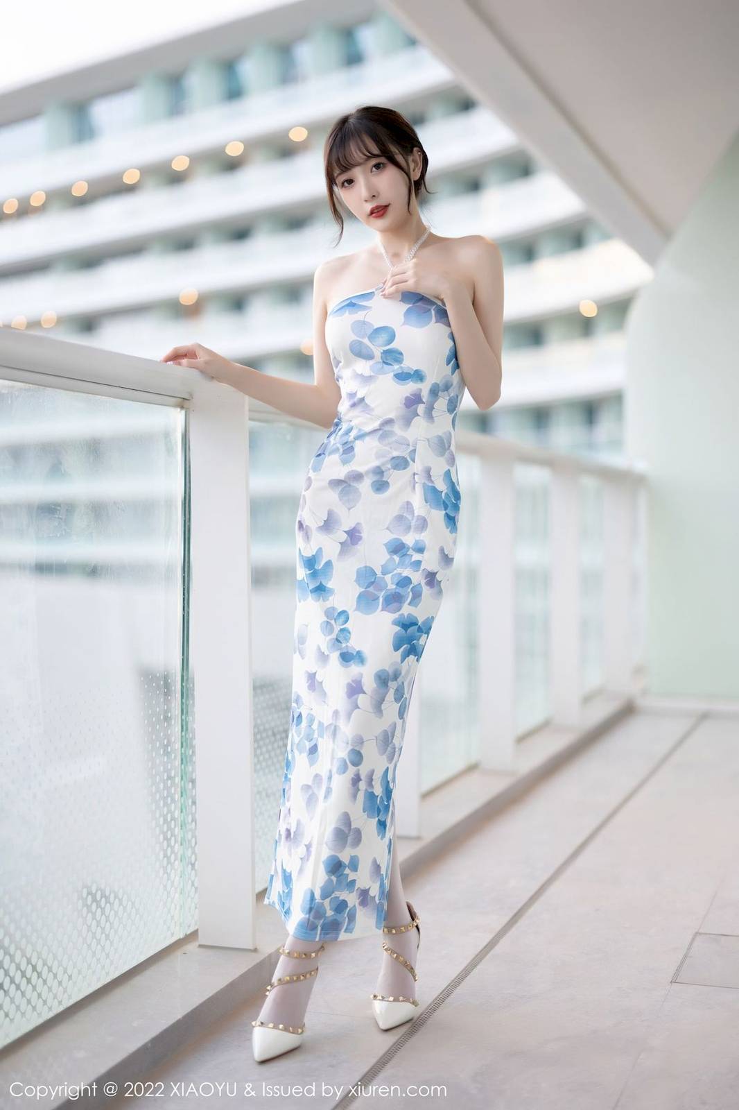 语画界美女模特林星阑露肩连衣短裙搭配白色丝袜性感写真-7