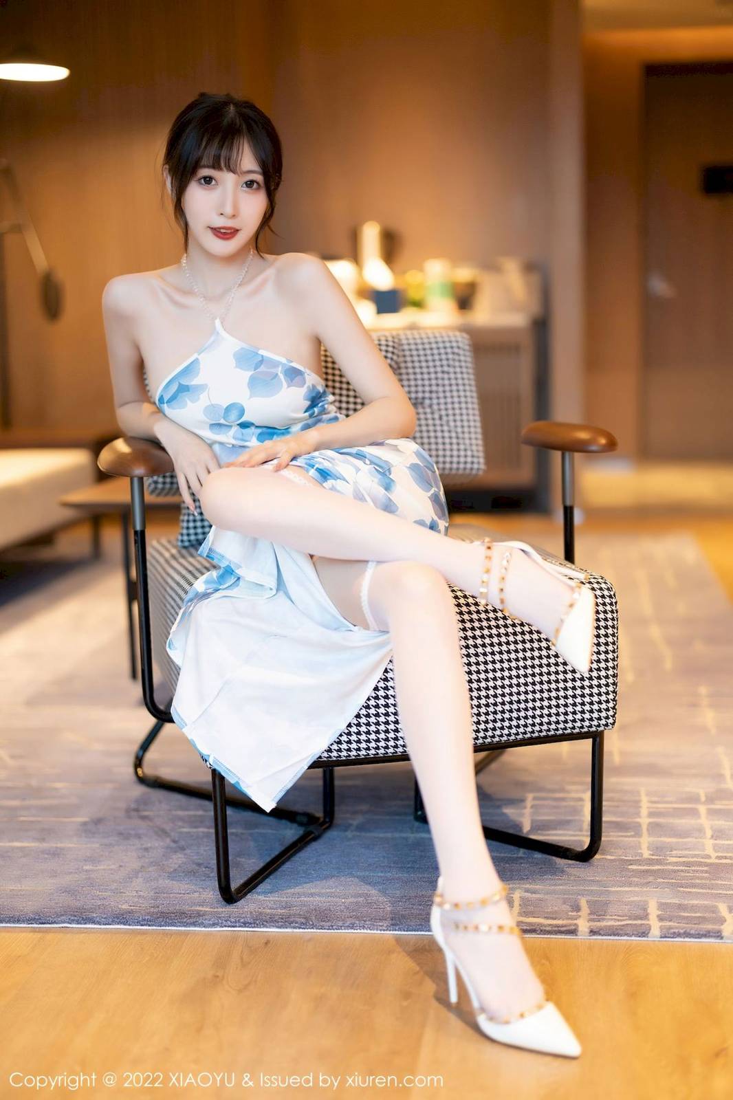 语画界美女模特林星阑露肩连衣短裙搭配白色丝袜性感写真-20