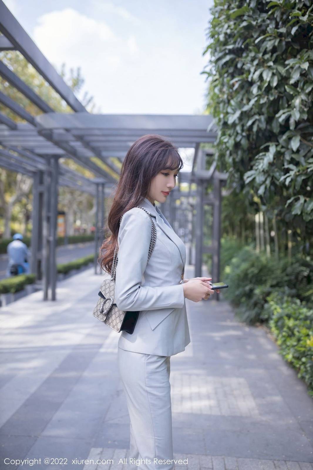 秀人网美女模特陆萱萱灰色制服原色丝袜职场OL北京旅拍