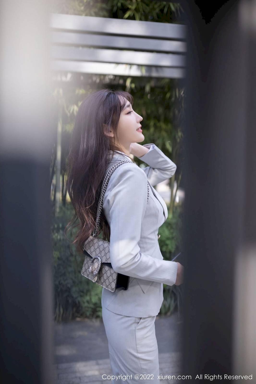 秀人网美女模特陆萱萱灰色制服原色丝袜职场OL北京旅拍-4