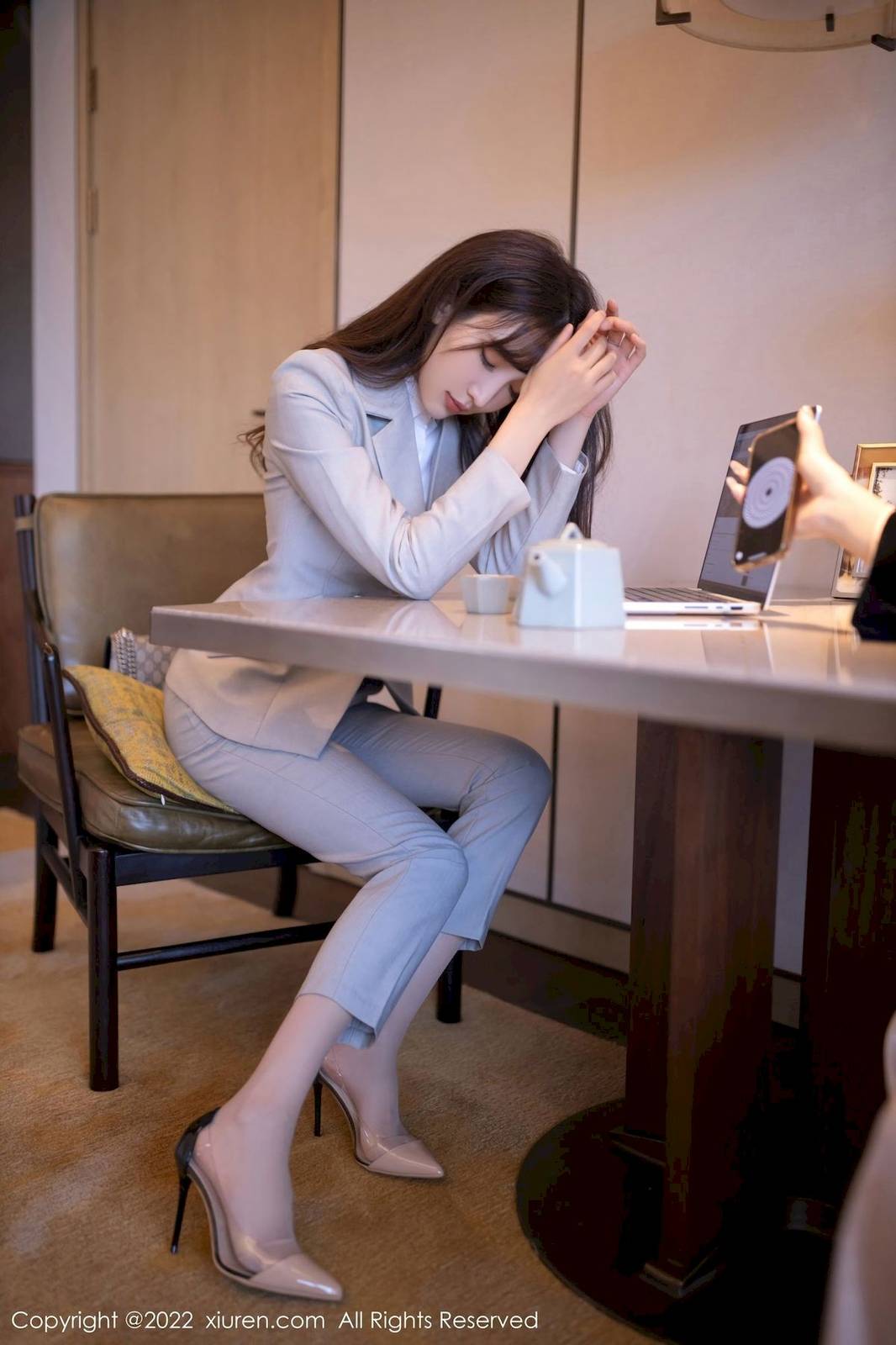 秀人网美女模特陆萱萱灰色制服原色丝袜职场OL北京旅拍-15