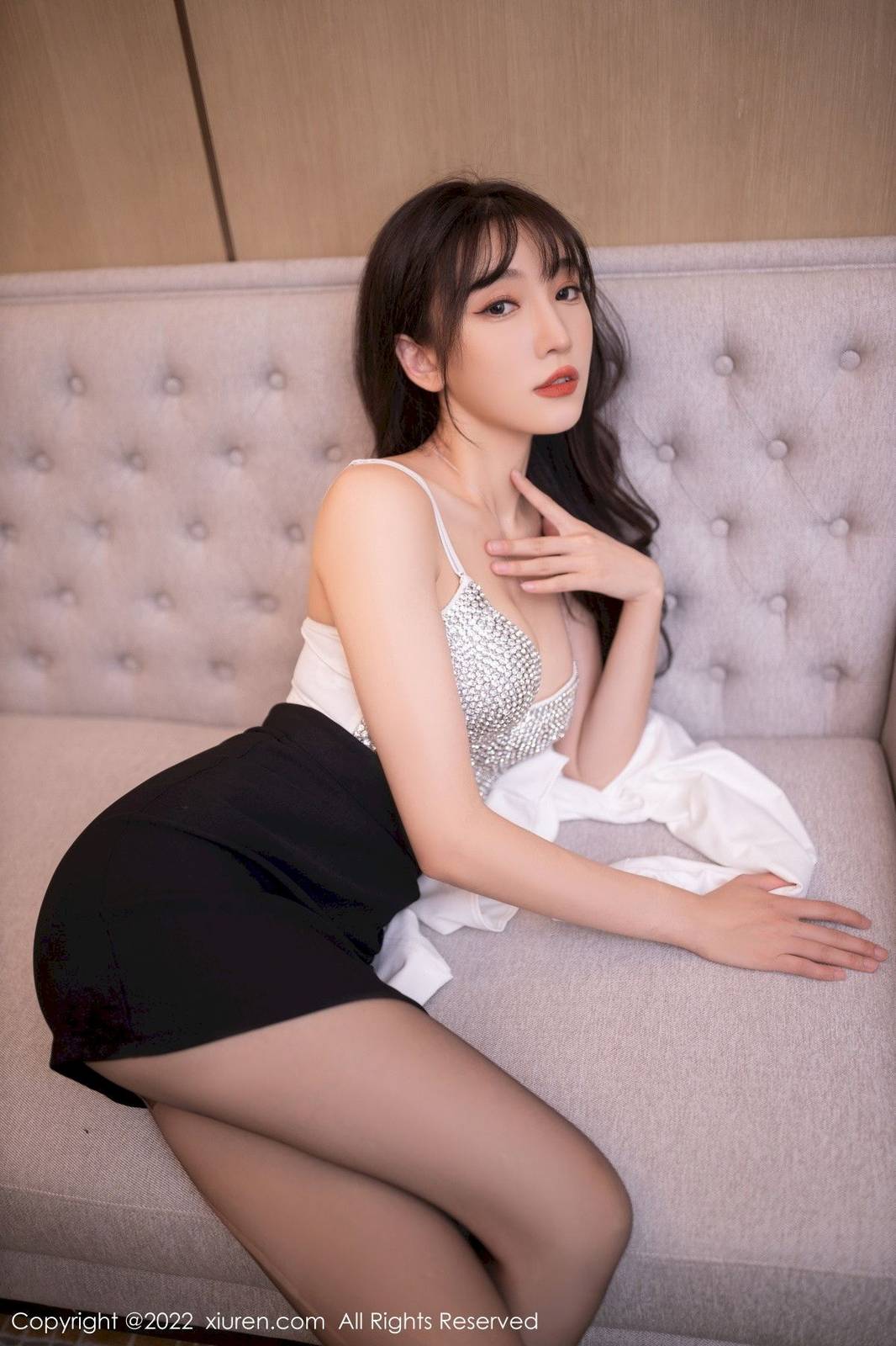 秀人网美女模特陆萱萱白色上衣搭配黑色短裙迷人写真-15