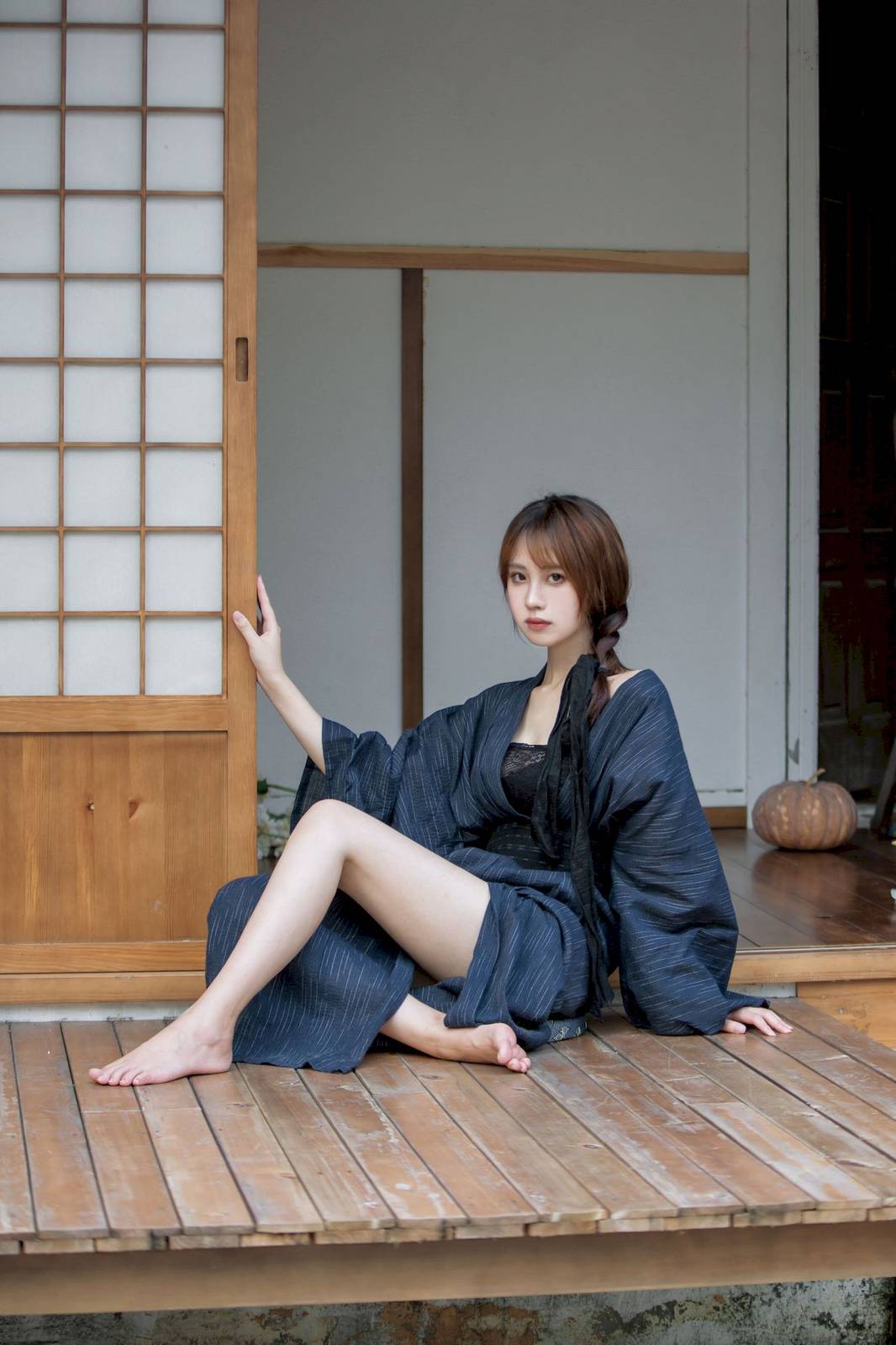 网络红人念雪ww素色和服慵懒神情COS蝶与刀美图