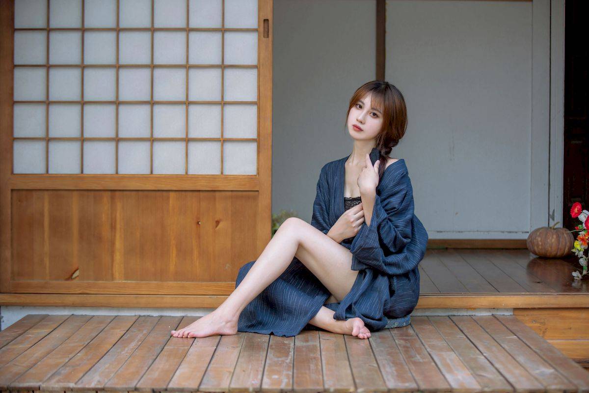 网络红人念雪ww素色和服慵懒神情COS蝶与刀美图-25