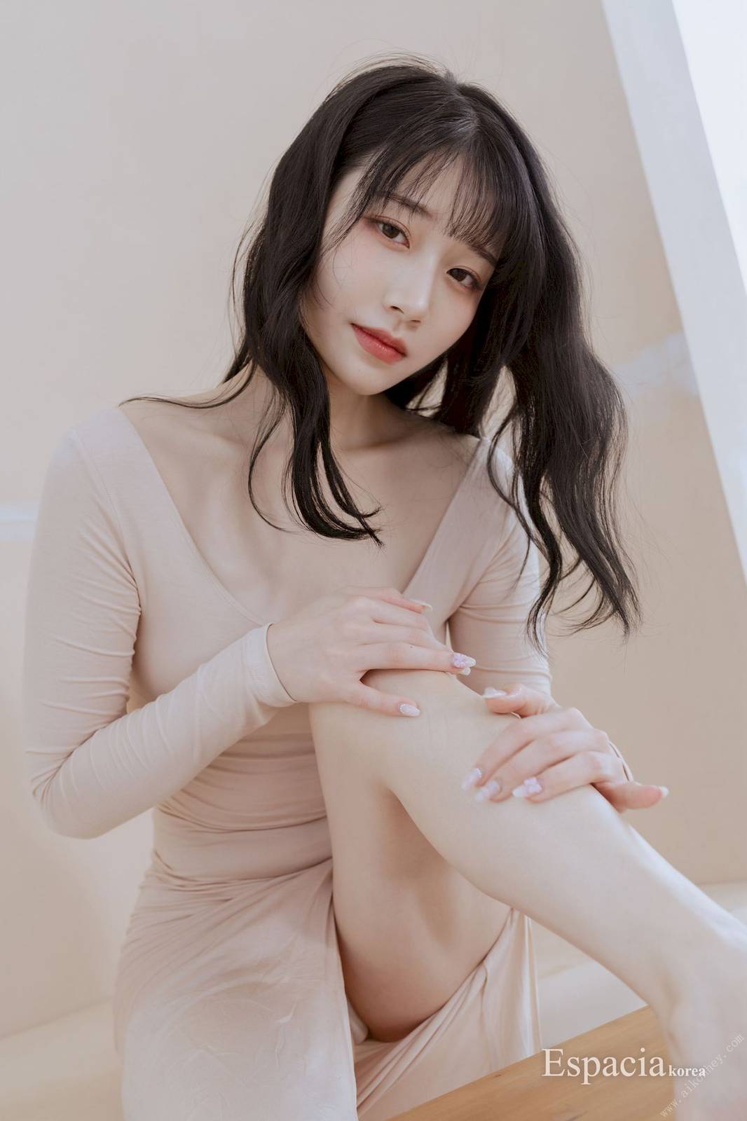 ESPACIAKOREA美女模特Saika素色长裙居家系列写真-11