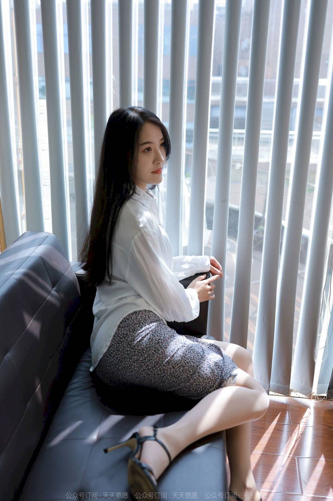 IESS异思趣向模特婉萍肉色丝袜居家丝足系列性感写真-5