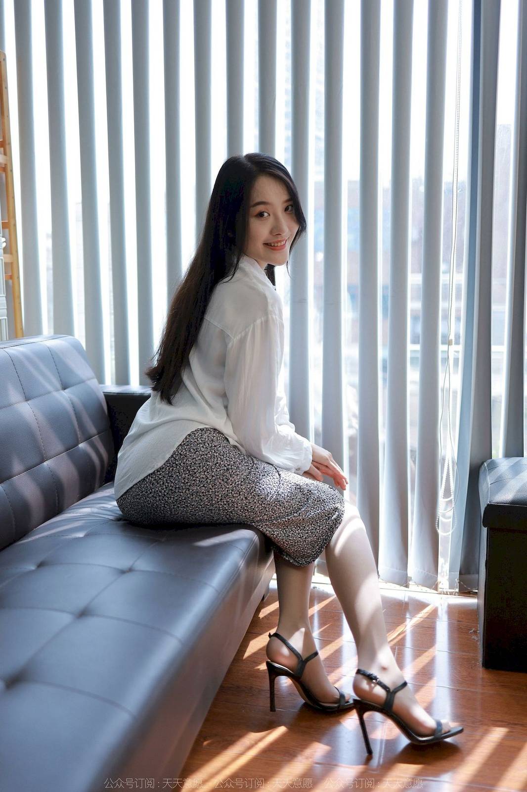 IESS异思趣向模特婉萍肉色丝袜居家丝足系列性感写真-9