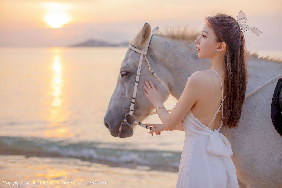 爱蜜社IMiss模特@Lynn刘奕宁@Rossi夕阳里骑马合辑写真-10