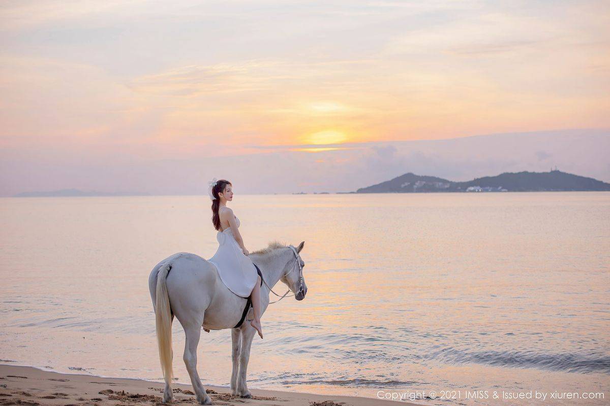 爱蜜社IMiss模特@Lynn刘奕宁@Rossi夕阳里骑马合辑写真-44