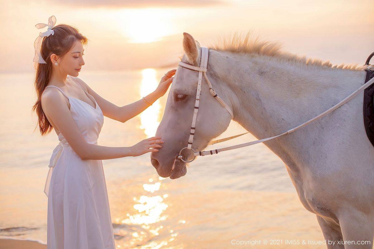 爱蜜社IMiss模特@Lynn刘奕宁@Rossi夕阳里骑马合辑写真-43