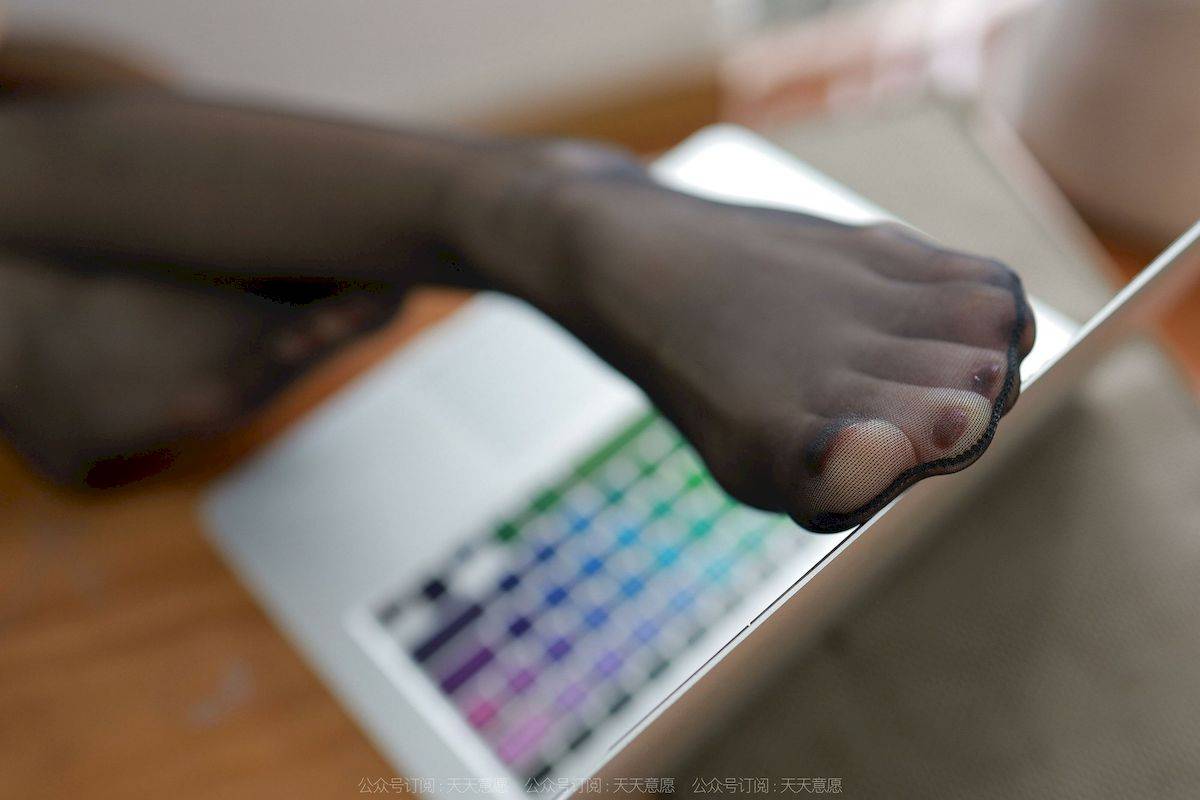 IESS异思趣向模特小婕夏日清凉装扮搭配黑丝美腿写真-60