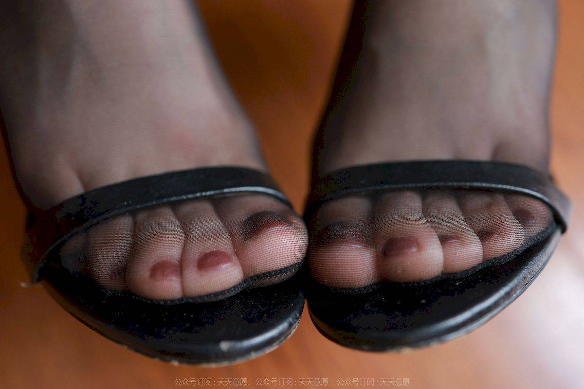 IESS异思趣向模特小婕夏日清凉装扮搭配黑丝美腿写真-80