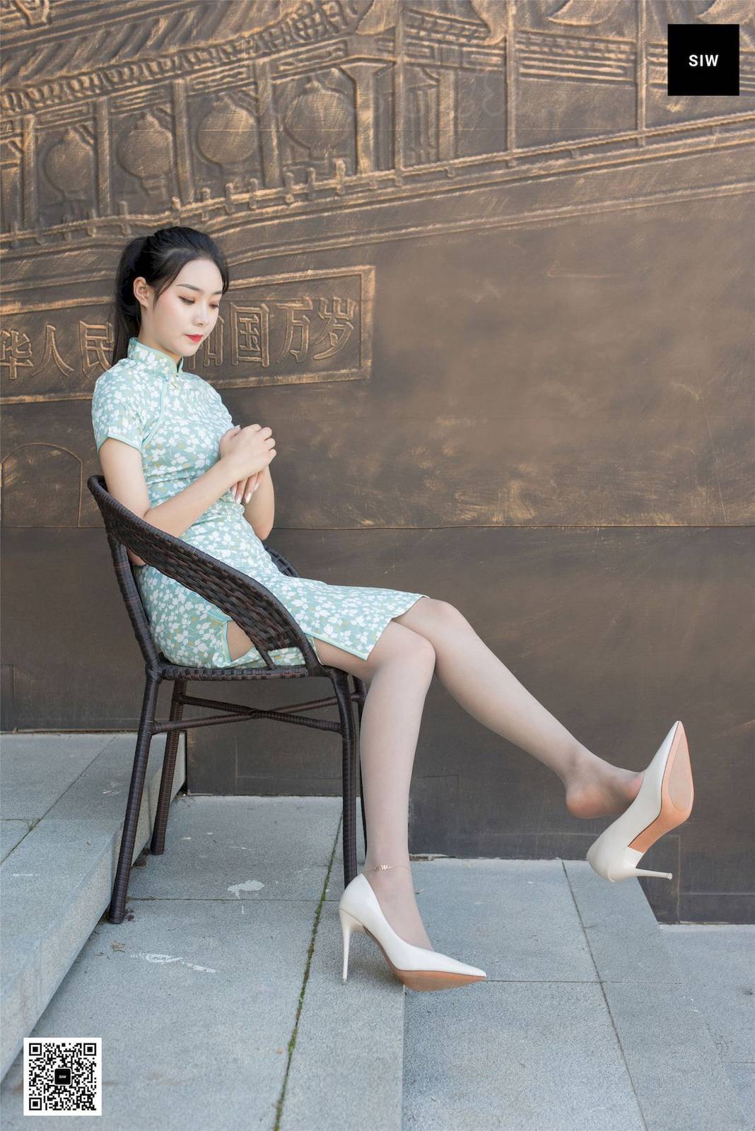SIW斯文传媒模特乐饮国楼旗袍肉色丝袜玉足系列街拍-20