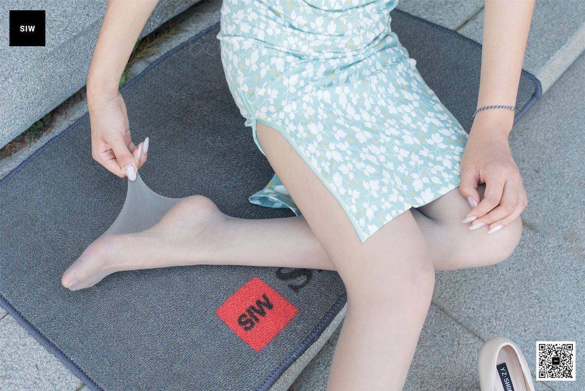 SIW斯文传媒模特乐饮国楼旗袍肉色丝袜玉足系列街拍-46