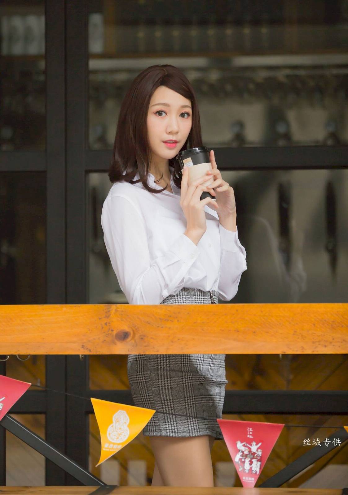 台湾正妹彭琁白领OL多套服饰信义区商圈场景时尚街拍-15