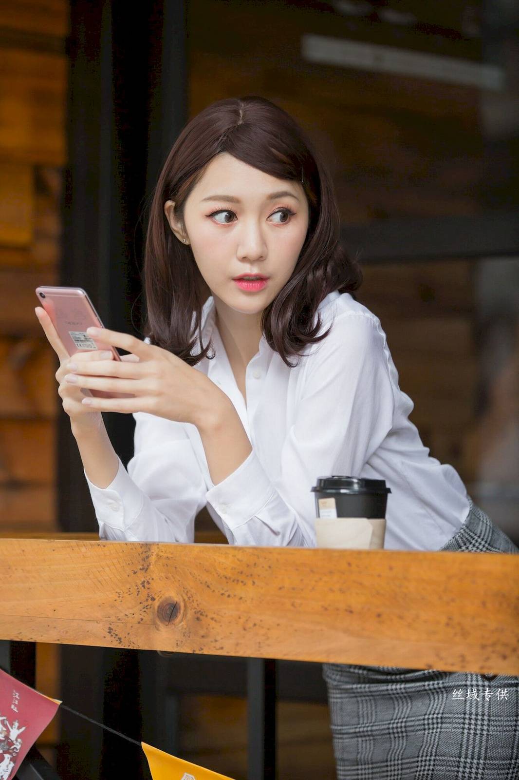 台湾正妹彭琁白领OL多套服饰信义区商圈场景时尚街拍-21