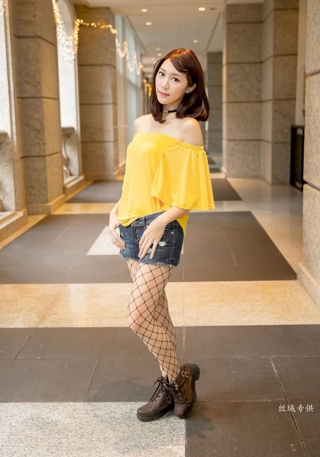 台湾正妹彭琁白领OL多套服饰信义区商圈场景时尚街拍-48