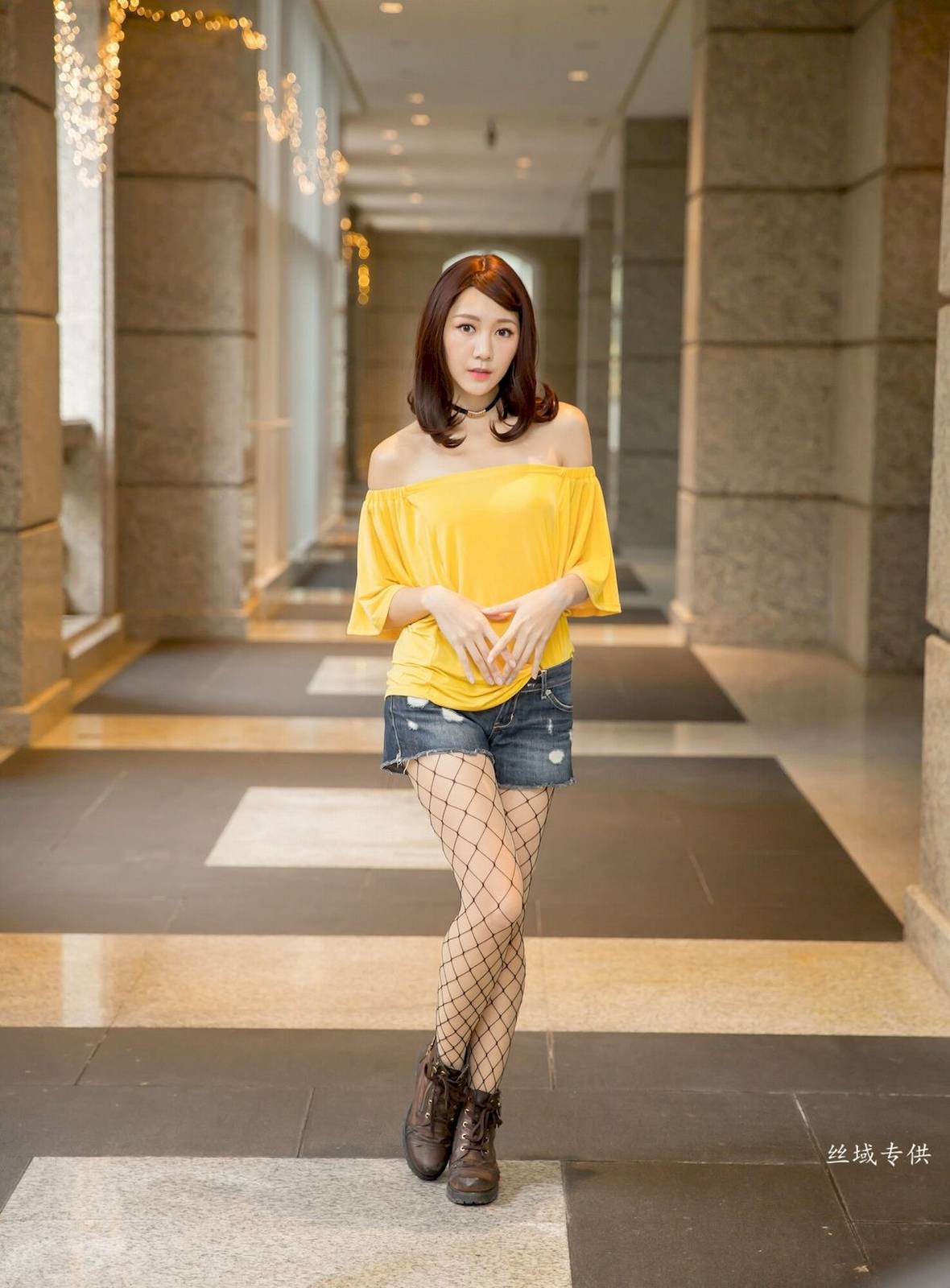 台湾正妹彭琁白领OL多套服饰信义区商圈场景时尚街拍-47