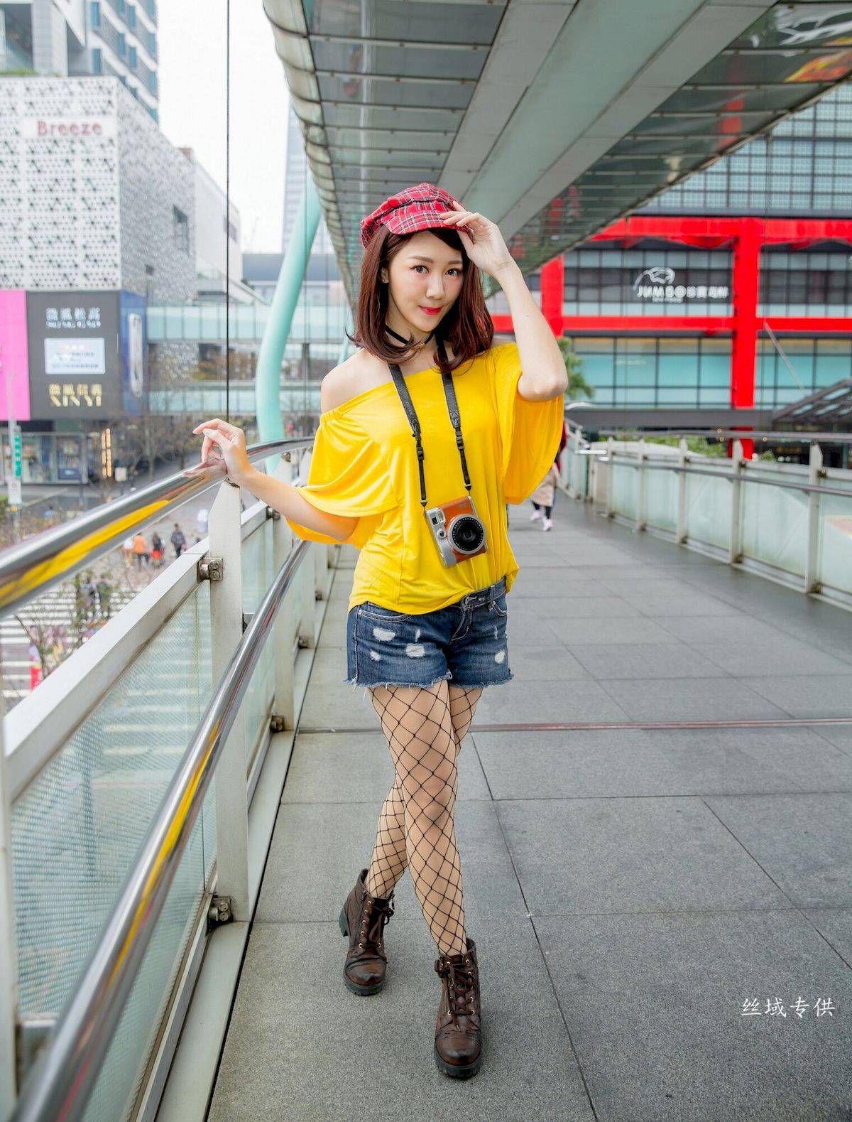 台湾正妹彭琁白领OL多套服饰信义区商圈场景时尚街拍-61