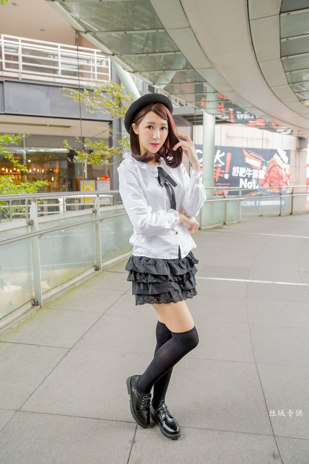 台湾正妹彭琁白领OL多套服饰信义区商圈场景时尚街拍-65