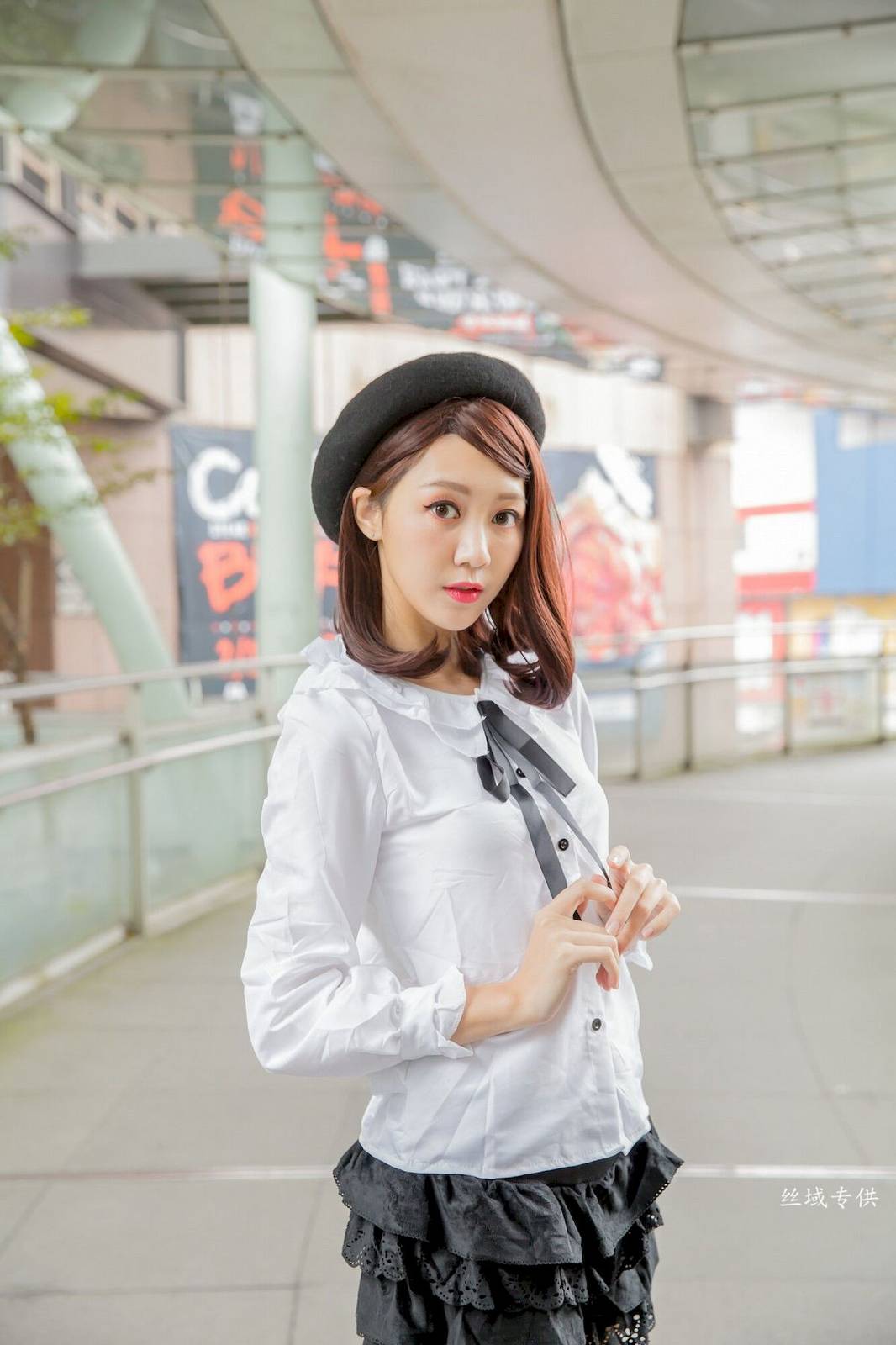 台湾正妹彭琁白领OL多套服饰信义区商圈场景时尚街拍-70