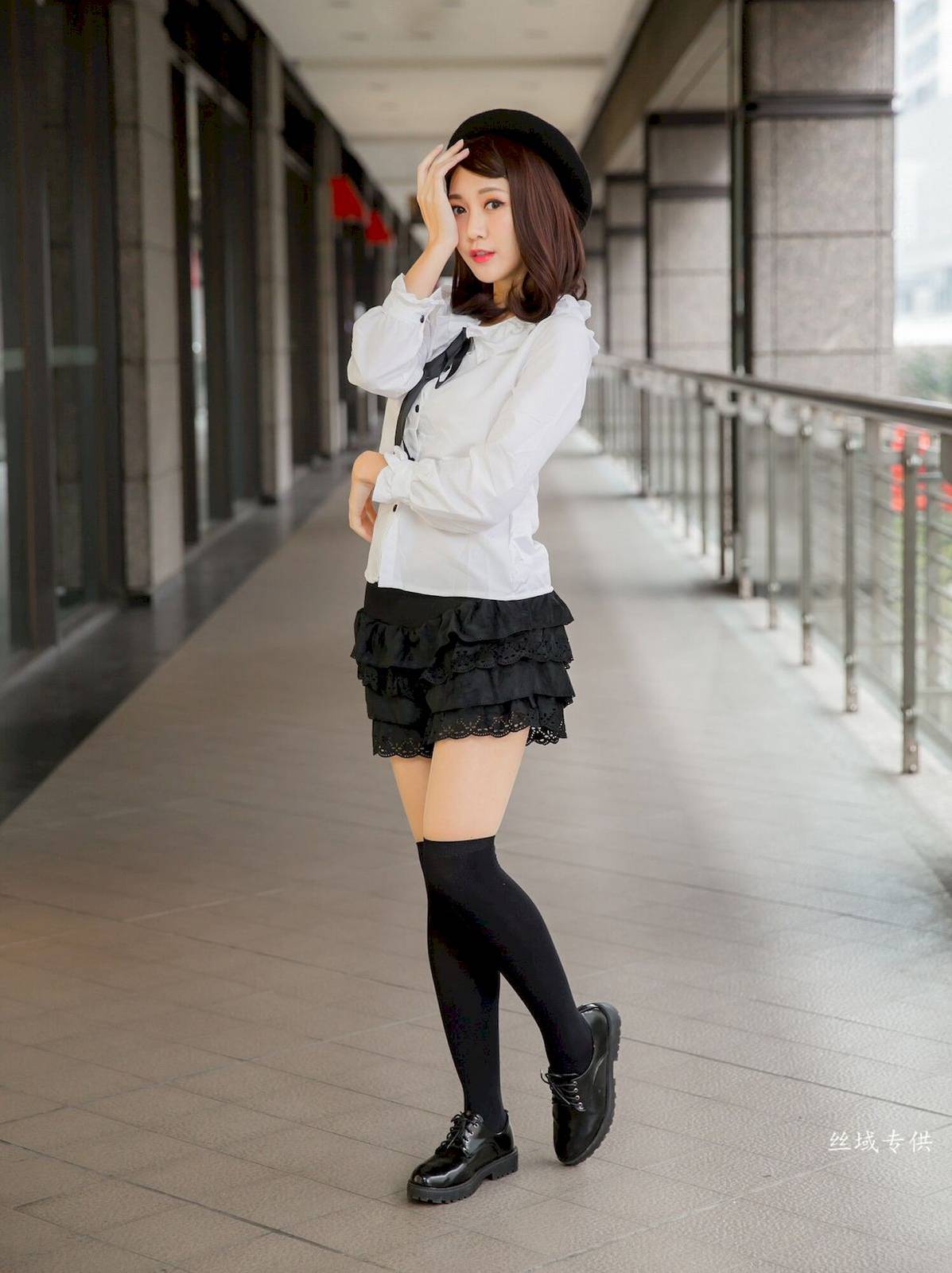 台湾正妹彭琁白领OL多套服饰信义区商圈场景时尚街拍-78