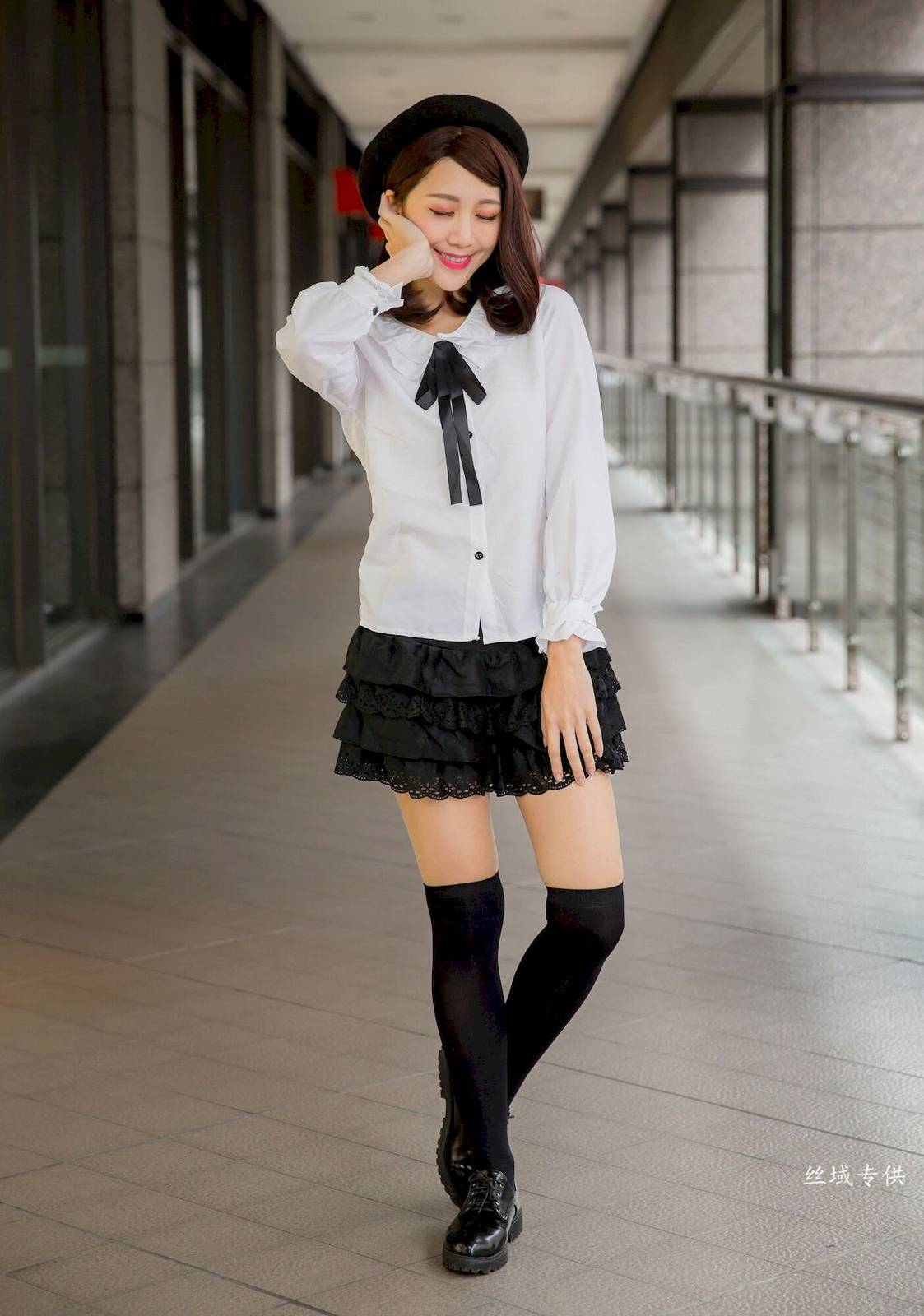 台湾正妹彭琁白领OL多套服饰信义区商圈场景时尚街拍-80