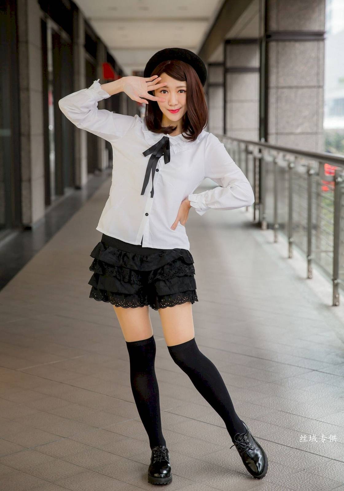 台湾正妹彭琁白领OL多套服饰信义区商圈场景时尚街拍-85