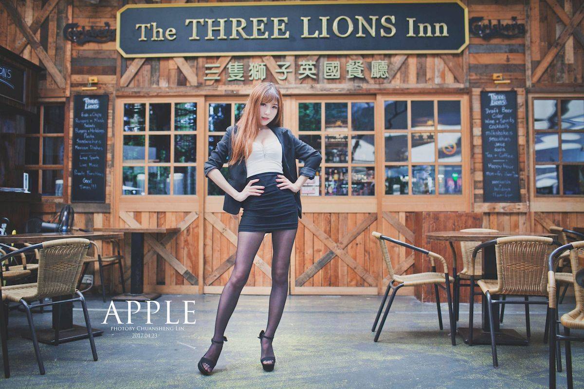 台湾正妹张闵净职场服饰搭配黑丝美腿OL风格时尚街拍-41