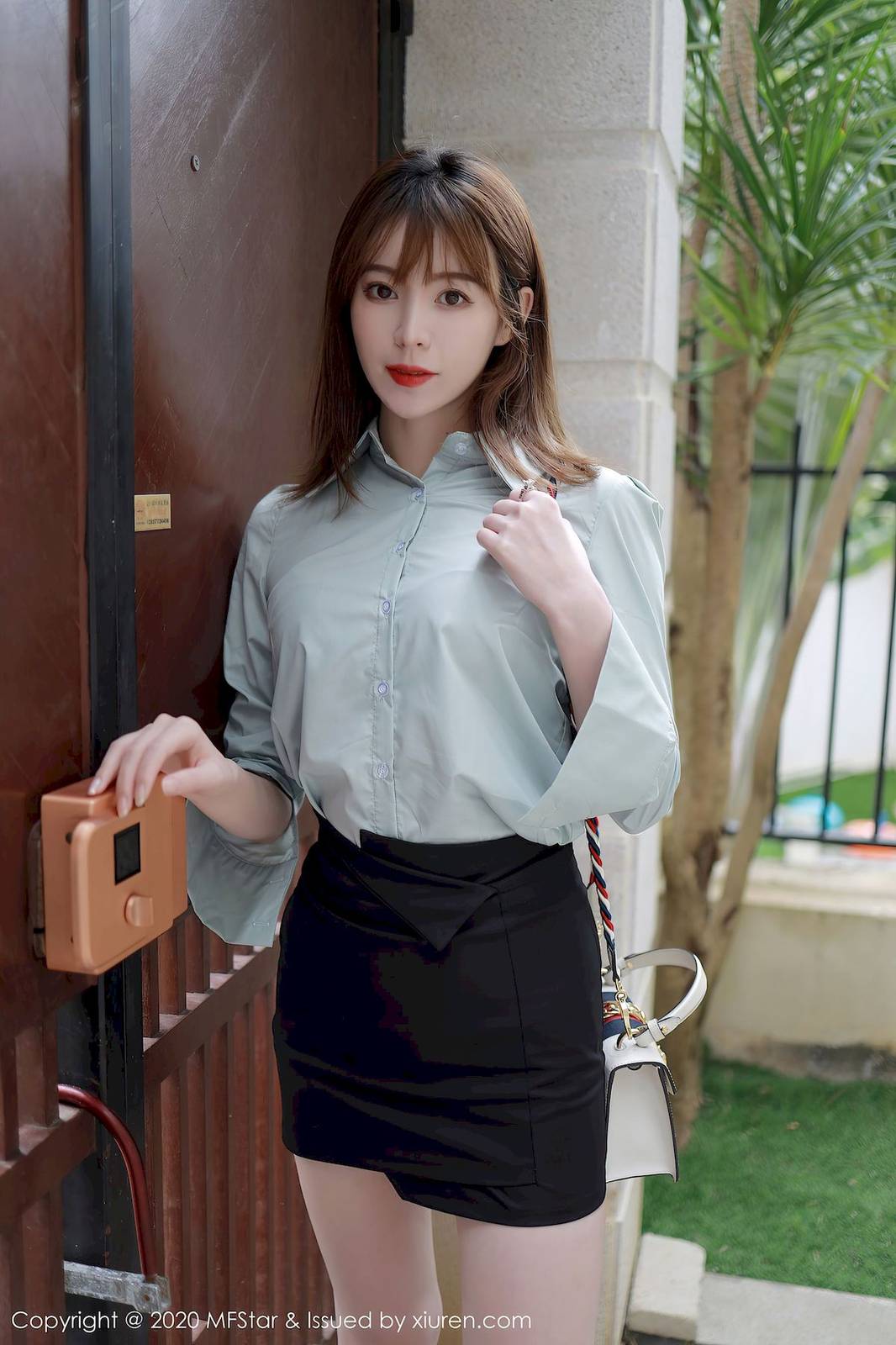模范学院MFStar模特yoo优优职场OL原色丝袜系列三亚旅拍-6