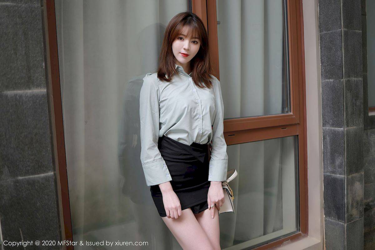 模范学院MFStar模特yoo优优职场OL原色丝袜系列三亚旅拍-16