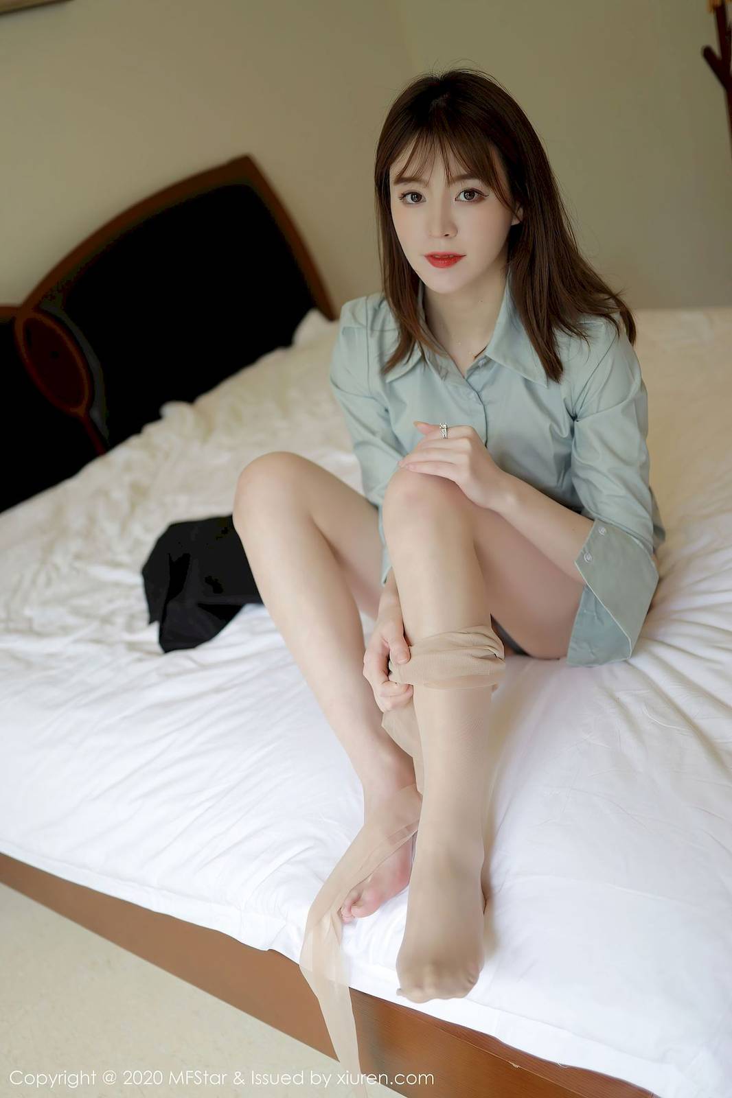 模范学院MFStar模特yoo优优职场OL原色丝袜系列三亚旅拍-31