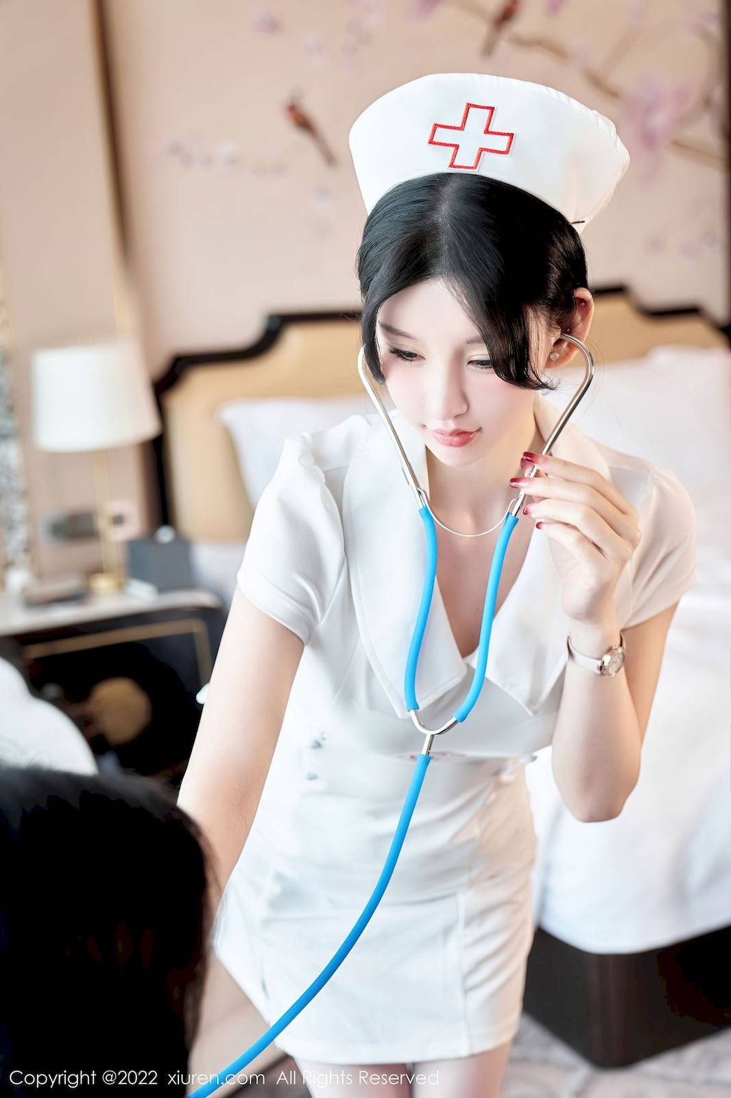 秀人网性感女神周于希Sally护士制服白色丝袜心愿旅拍-13