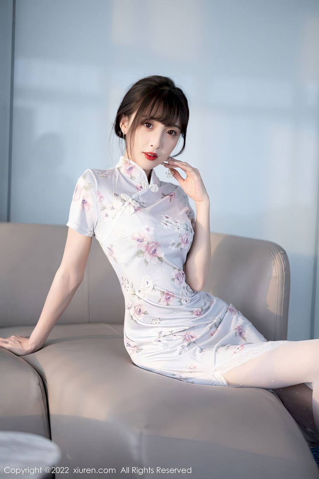 秀人网美女模特林星阑白色图案旗袍搭配白色丝袜性感写真-16