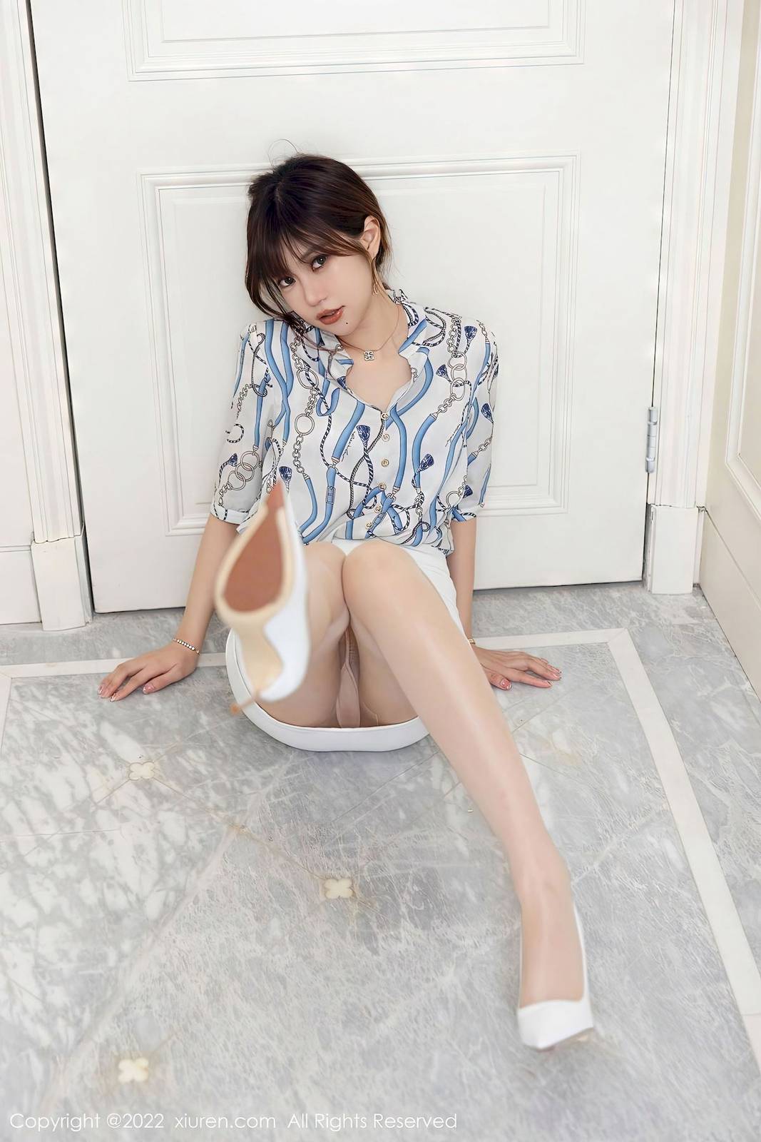 秀人网性感女神Carina梦绮白色上衣搭配白色短裙明艳写真-7