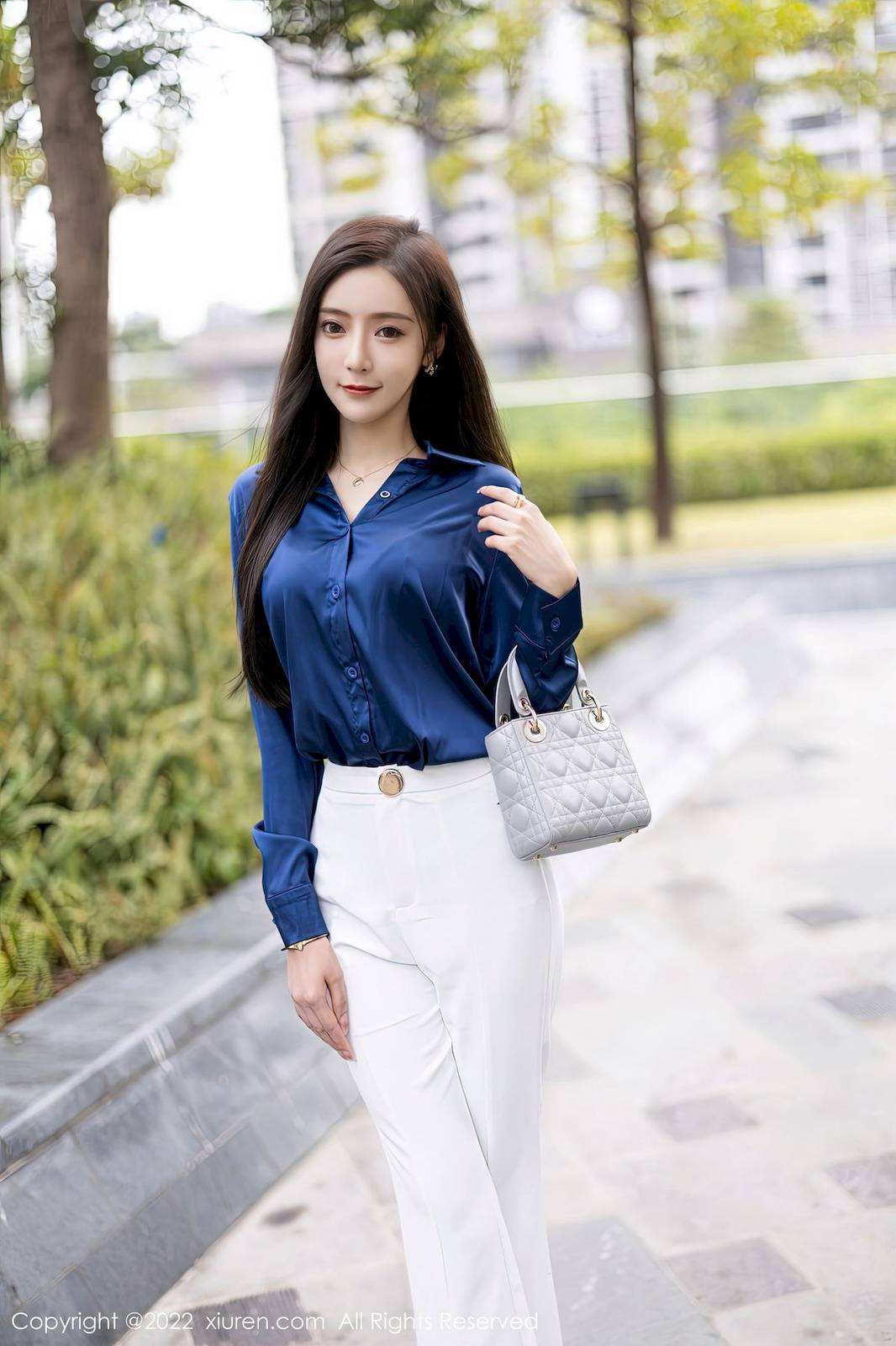 秀人网性感女神王馨瑶yanni蓝色上衣搭配简约白色长裤写真