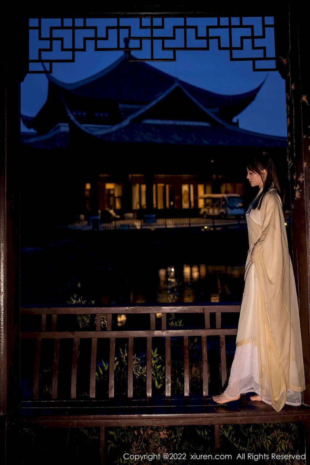 秀人网美女模特豆瓣酱白色古装服饰丰腴身材性感写真-36