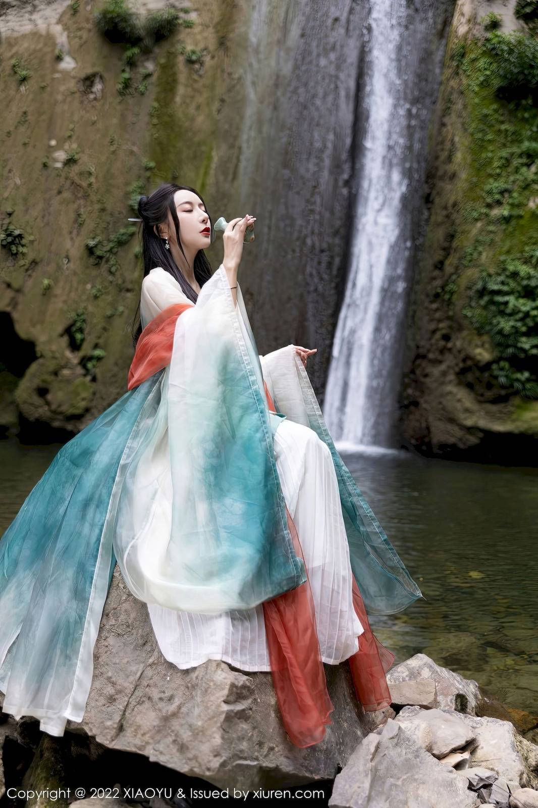 语画界性感女神王馨瑶yanni浅色古装服饰户外场景杭州旅拍