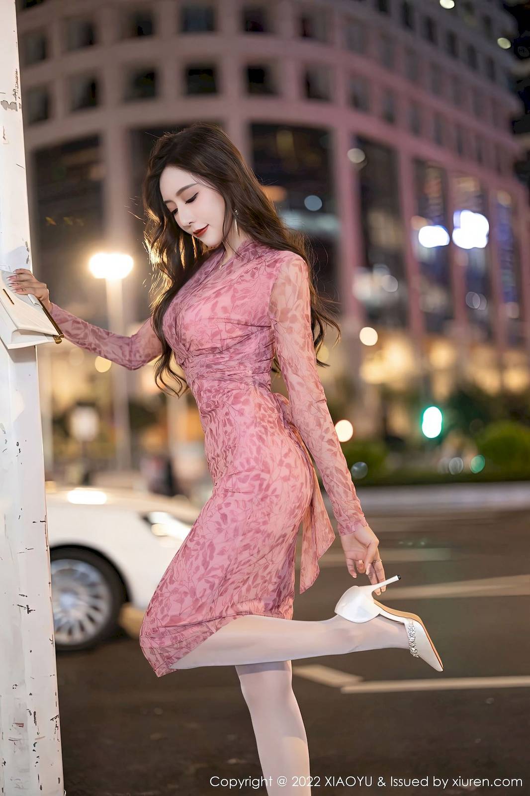 语画界性感女神王馨瑶yanni浅红色连衣裙原色丝袜户外写真-7