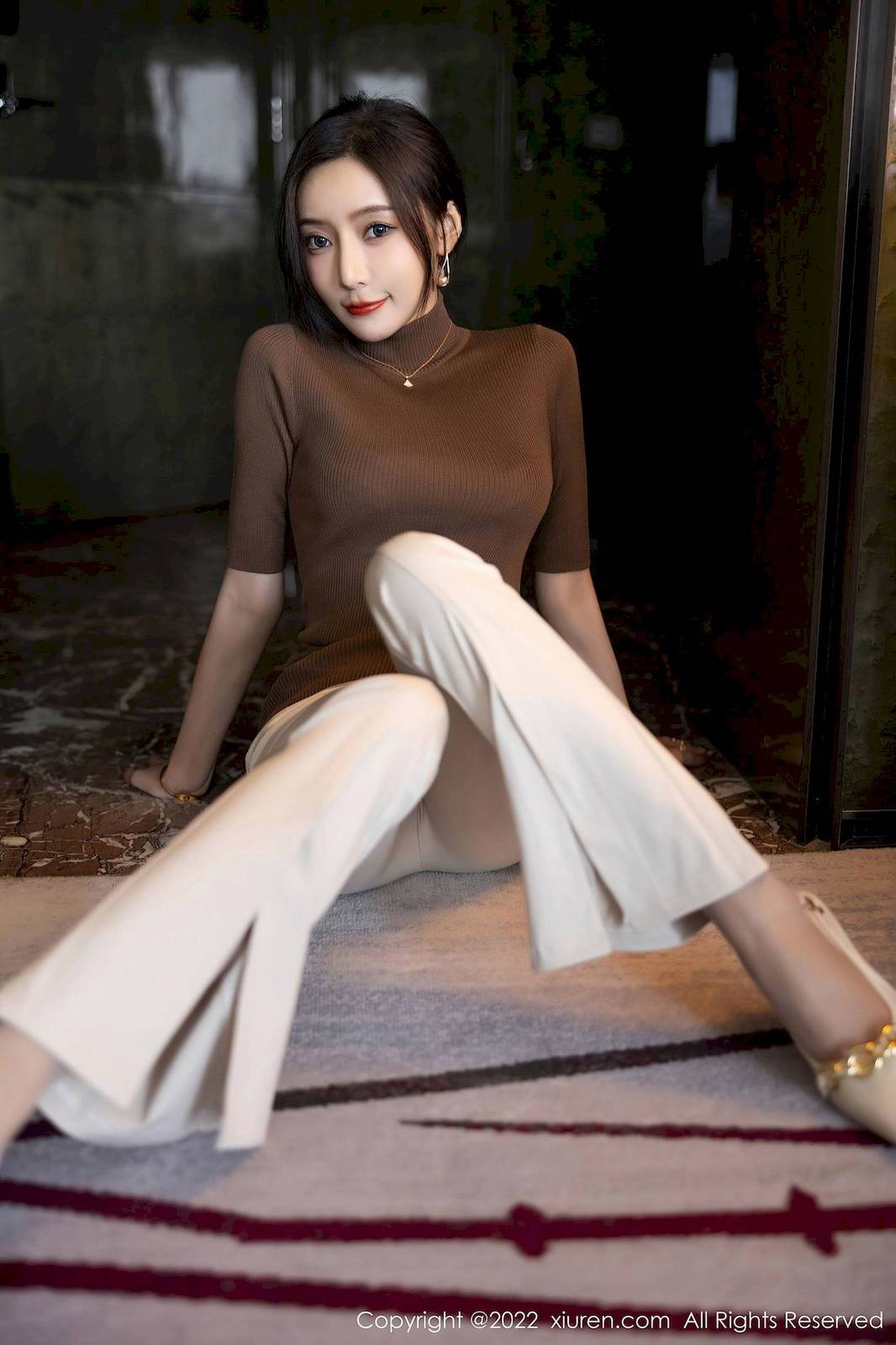 秀人网性感女神王馨瑶yanni咖啡色收身上衣白色长裤写真-21