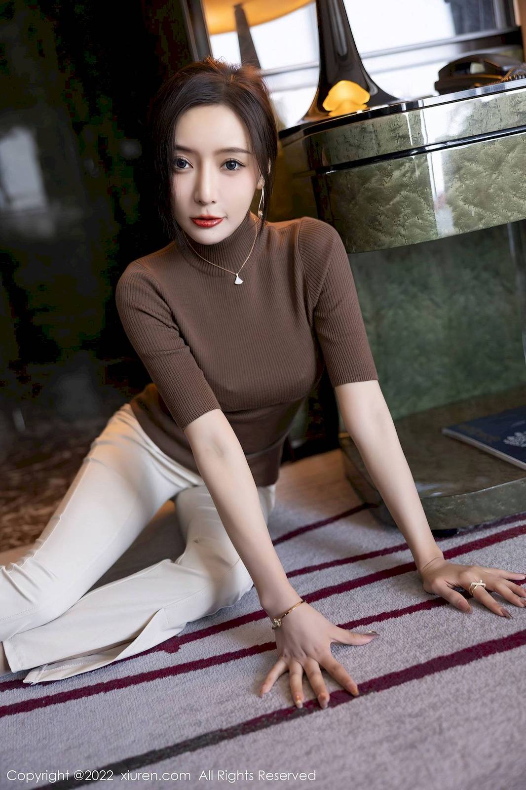 秀人网性感女神王馨瑶yanni咖啡色收身上衣白色长裤写真-23