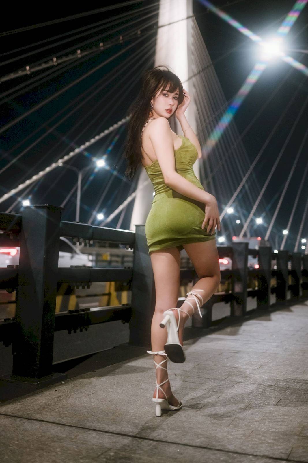 网络美女Tina很妖孽呀绿色吊带连衣裙夜晚大桥写真
