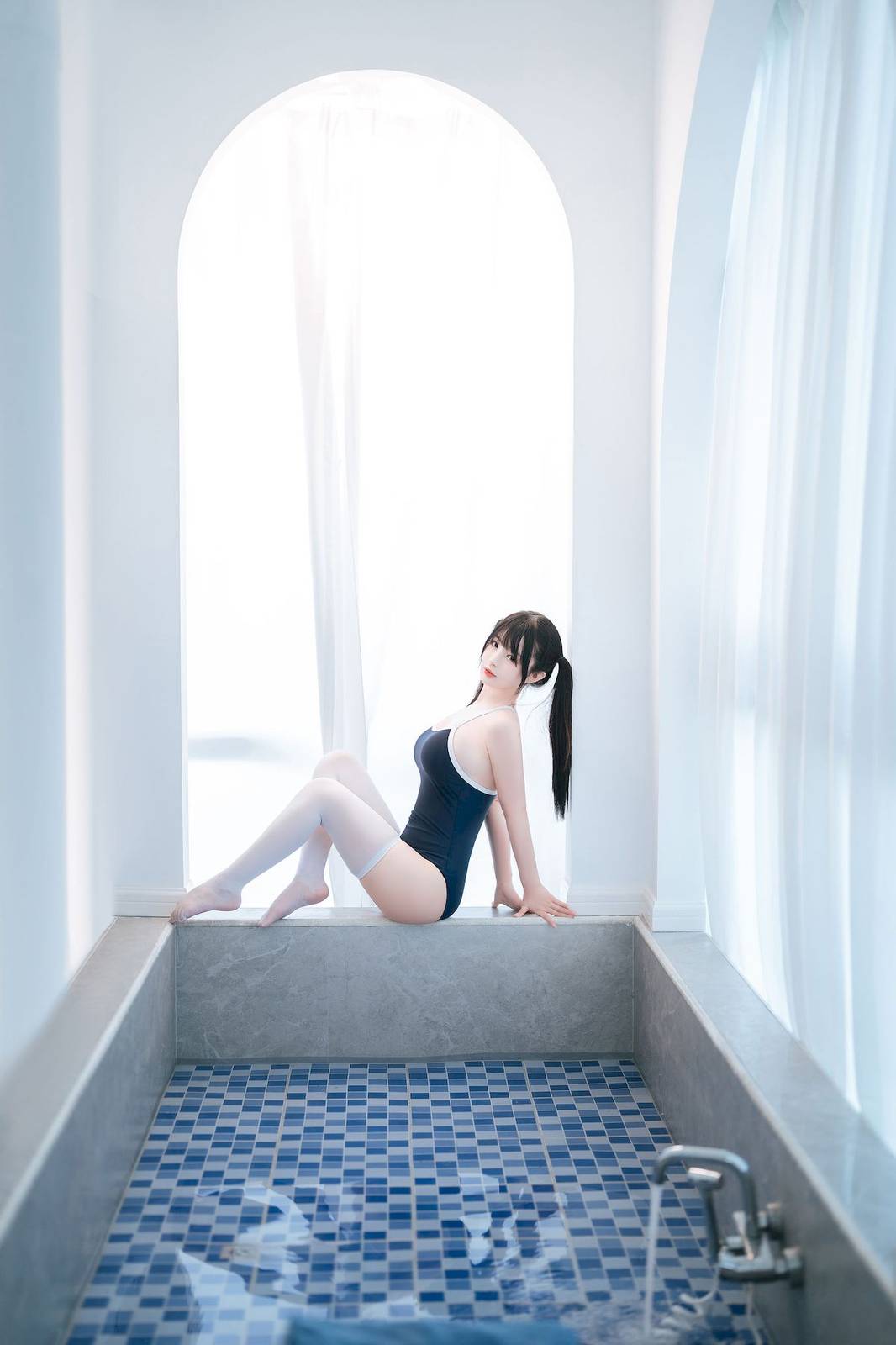 网络美女桜井宁宁双马尾白丝死库水浴室场景写真-8