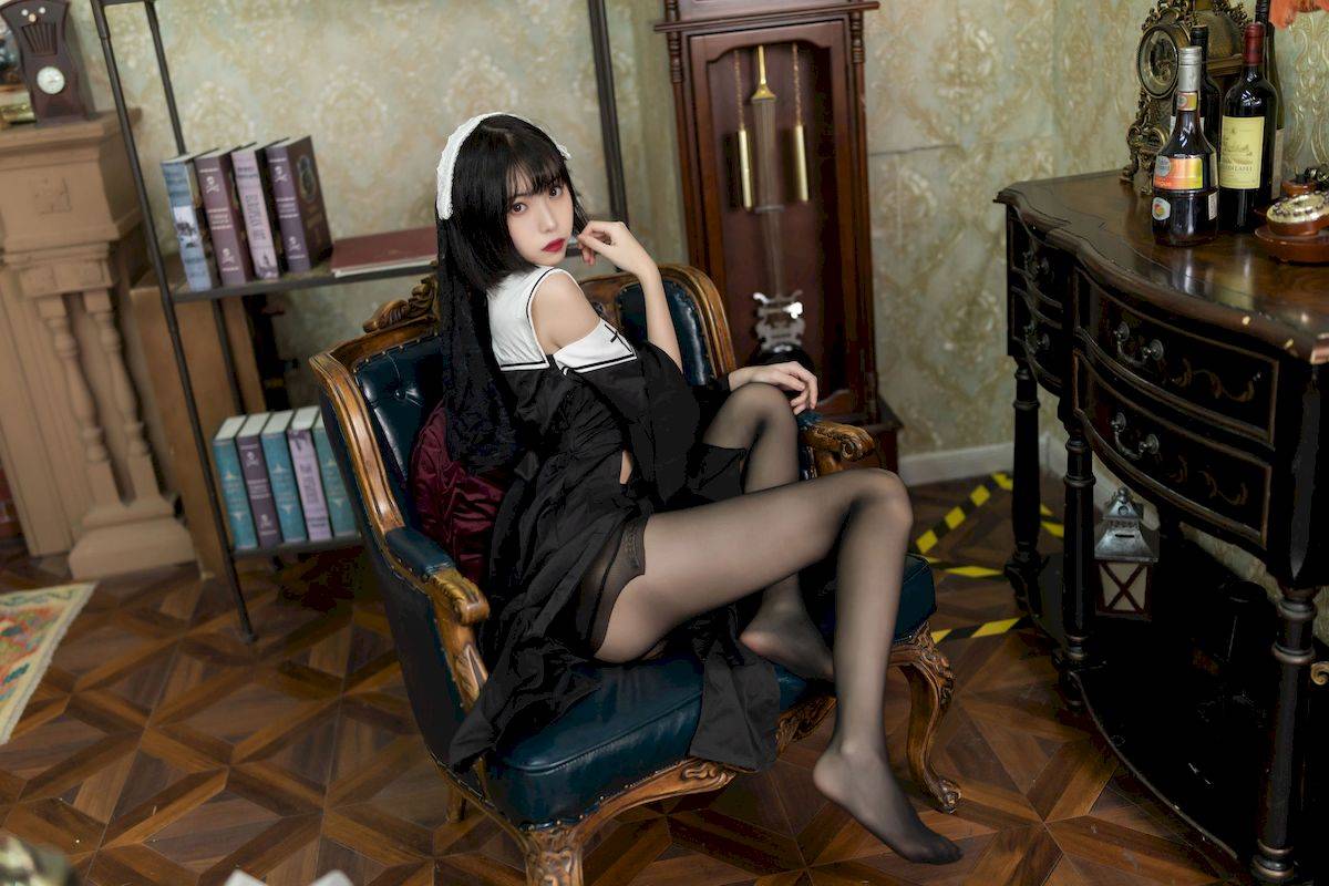 网络美女许岚LAN暗黑修女服饰搭配黑丝美腿COS福利-29