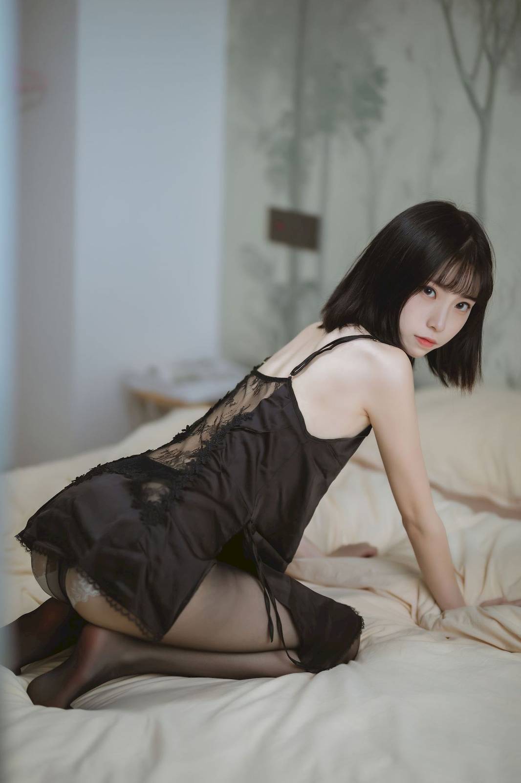 短发美女许岚LAN黑色蕾丝睡衣搭配黑丝美腿福利写真-9