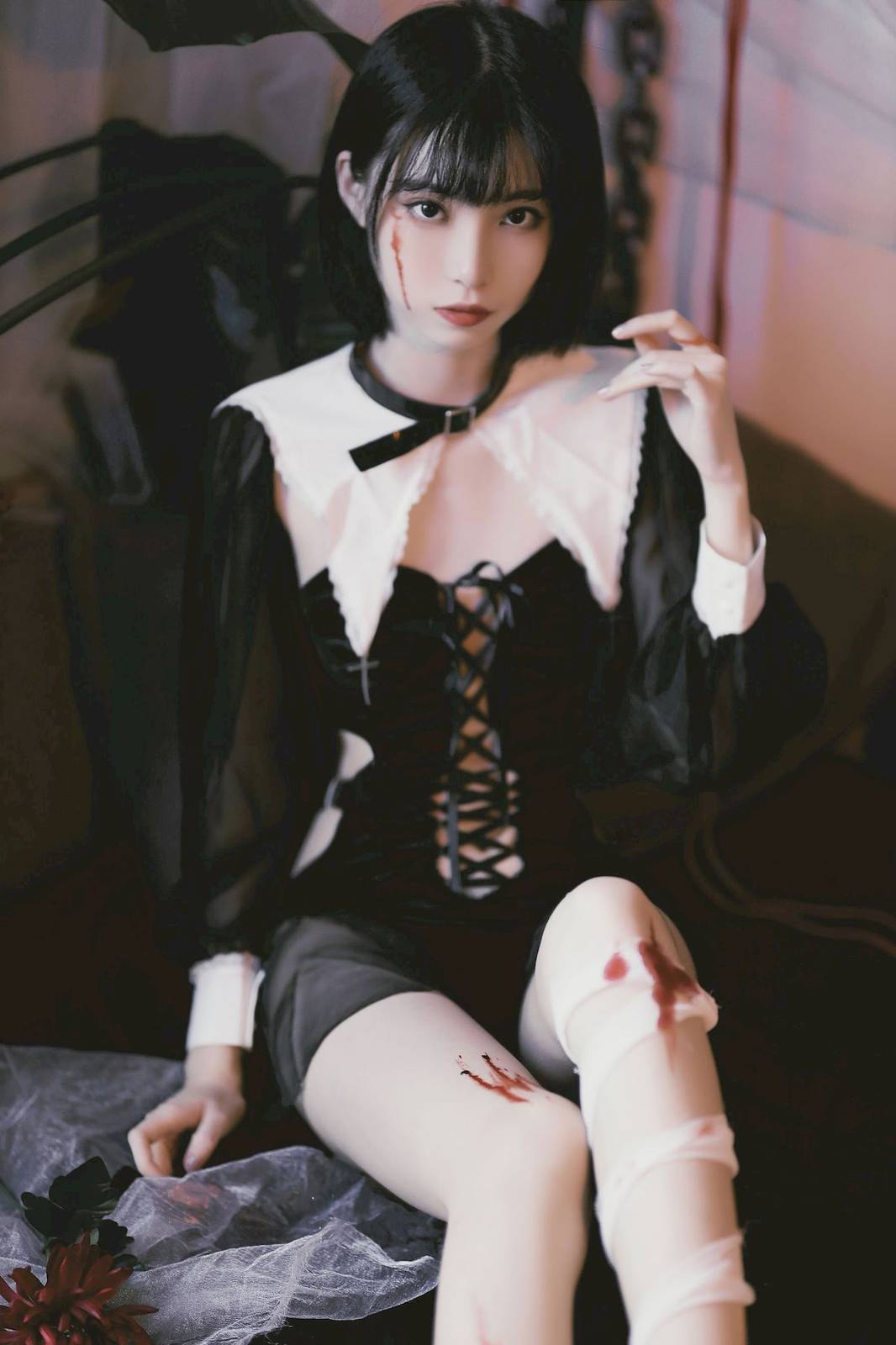 短发美女许岚LAN黑白修士服饰受伤怜惜主题写真-7