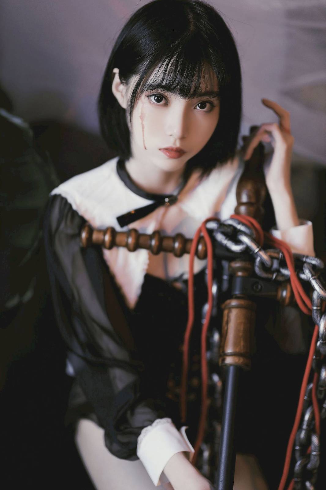 短发美女许岚LAN黑白修士服饰受伤怜惜主题写真-13