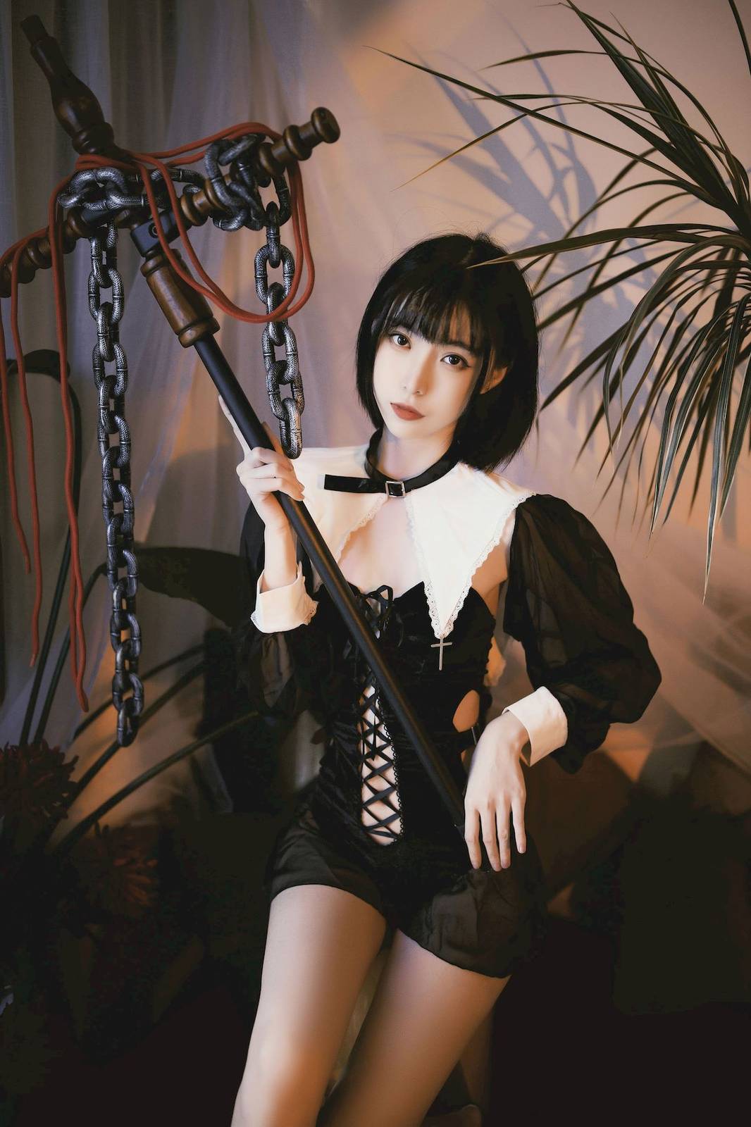 短发美女许岚LAN黑白修士服饰受伤怜惜主题写真-25